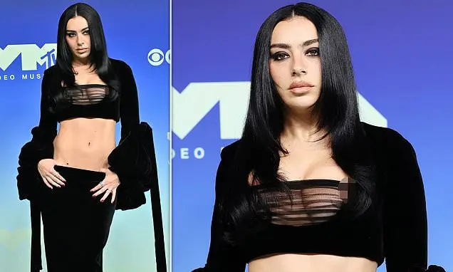 Charli XCX, aos 34 anos, teve um problema no figurino ao chegar no tapete vermelho dos VMAs 2026, exibindo um top preto…