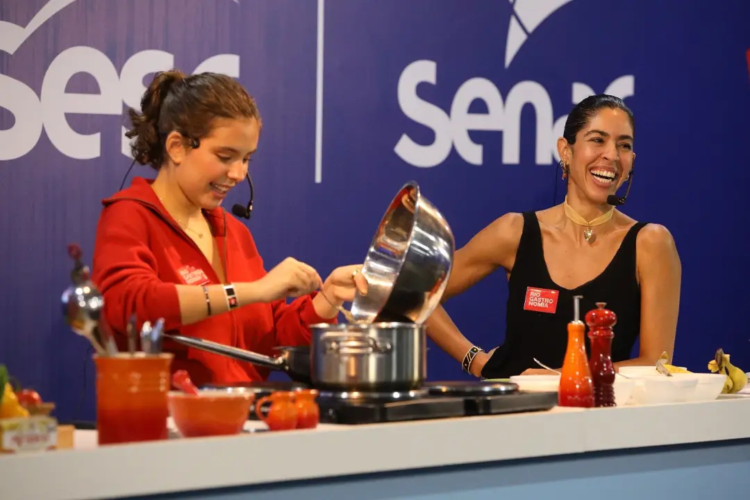 Bela Gil e Flor Gil voltaram a cozinhar juntas no Rio Gastronomia, no Sesc Senac, do Jockey Club Brasileiro. É legal ve…
