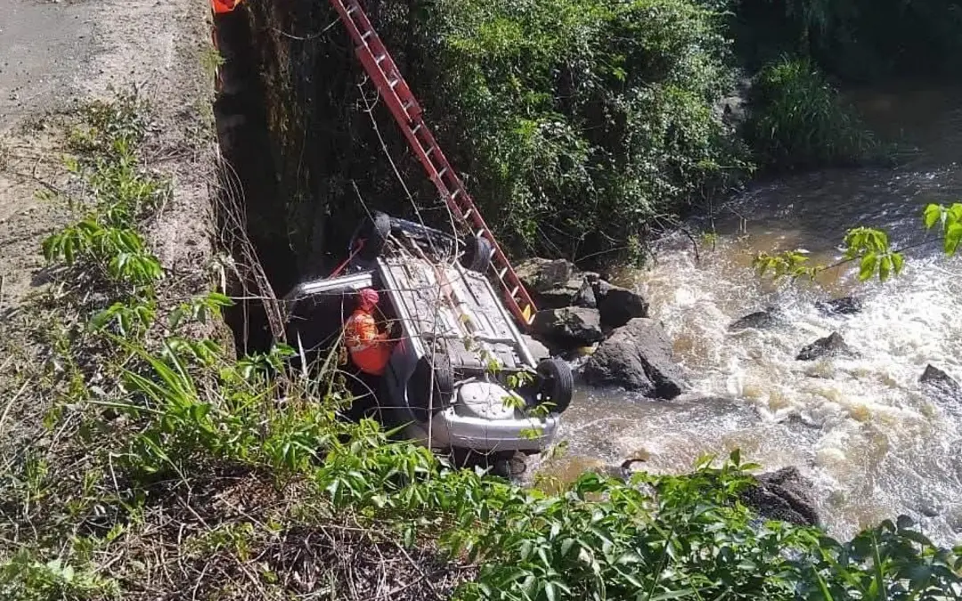 Borda da Mata, MG, teve um carro caindo de ponte sobre o Rio Mandu, matando um homem e ferindo outro. Acidentes assim m…