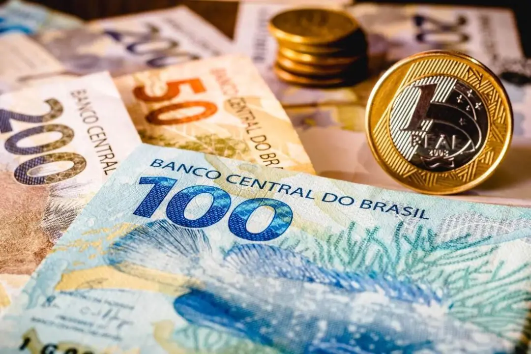 Conta de luz e alimentos puxam a inflação, o IPCA-15 subiu 0,7% em setembro. Esse aumento acima do previsto mostra que …