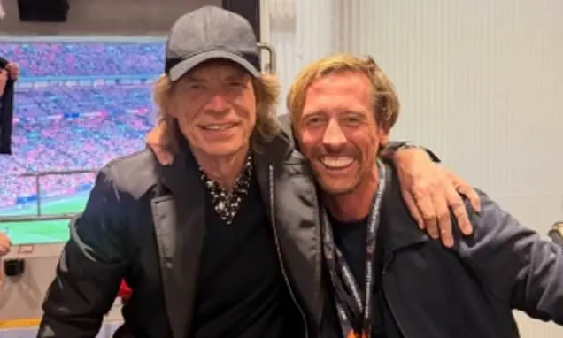 Peter Crouch tirou uma selfie com Mick Jagger na camarote privada em jogo da Inglaterra. É um encontro que mostra como …