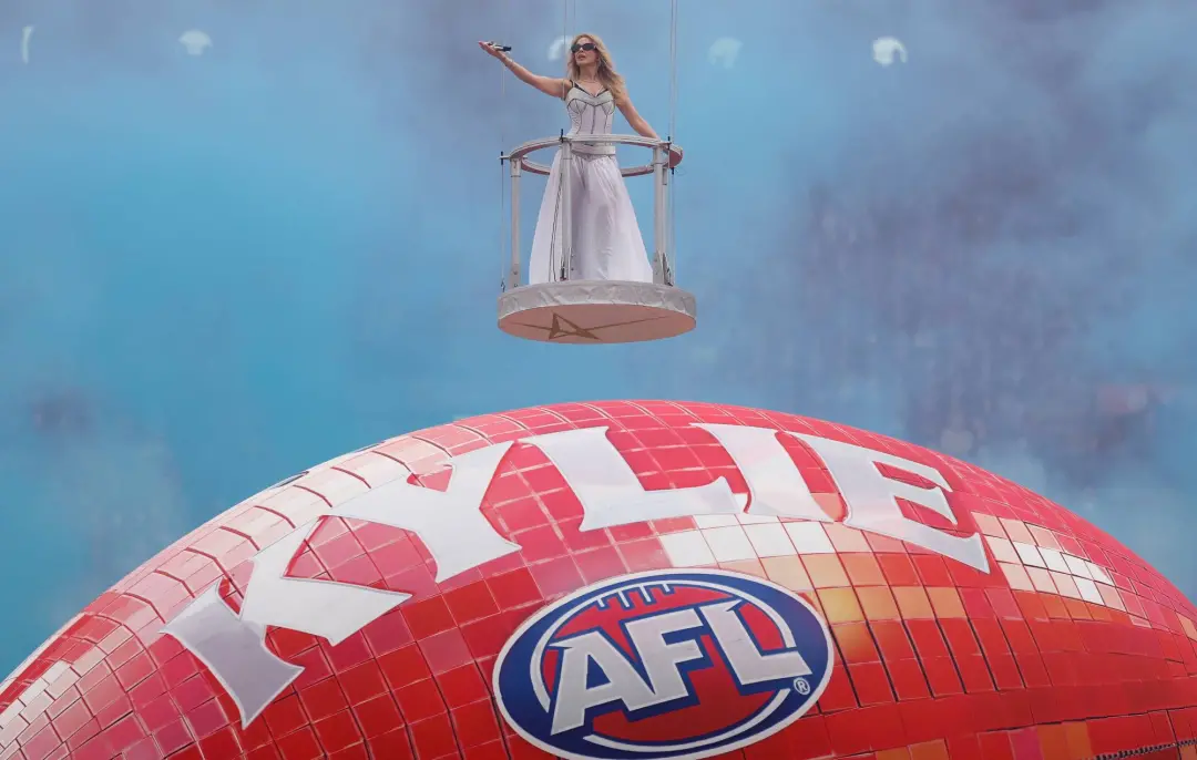Kylie Minogue fez um show de 20 minutos para mais de 100 mil pessoas no AFL Grand Final em Melbourne. A produção com ma…