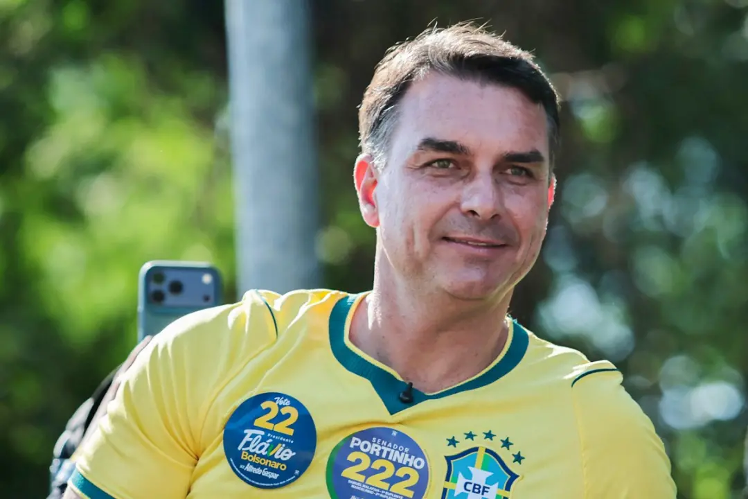 Campanha do Flávio Bolsonaro expressou perplexidade com a decisão de um ministro do STF ao devolver posts sobre Nossa S…