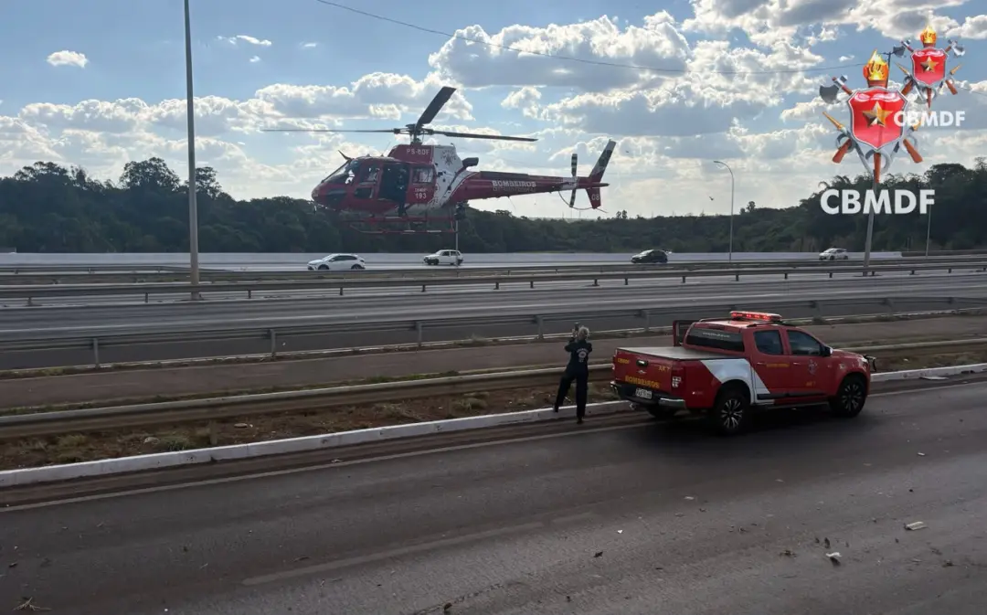 Lago Paranoá teve um adulto e uma criança jogados na água após acidente de moto na Ponte do Bragueto. É uma cena horrív…