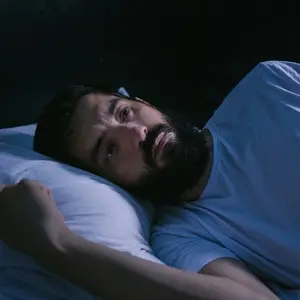 Acordar de madrugada é um perrengue, acontece com muita gente. A gente tem que ponderar o que fazer para voltar a dormi…