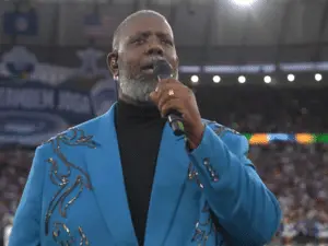 Primeiro jogo da NFL no Rio teve Péricles no hino nacional e uma cantora quase brasileira. A inclusão de elementos musi…