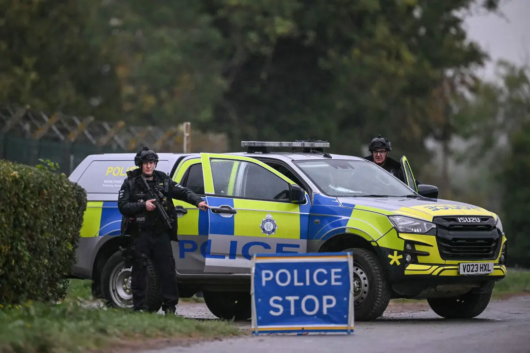 Cinco suspeitos foram presos pela polícia britânica perto de uma base militar dos EUA no Oeste da Inglaterra. A intençã…