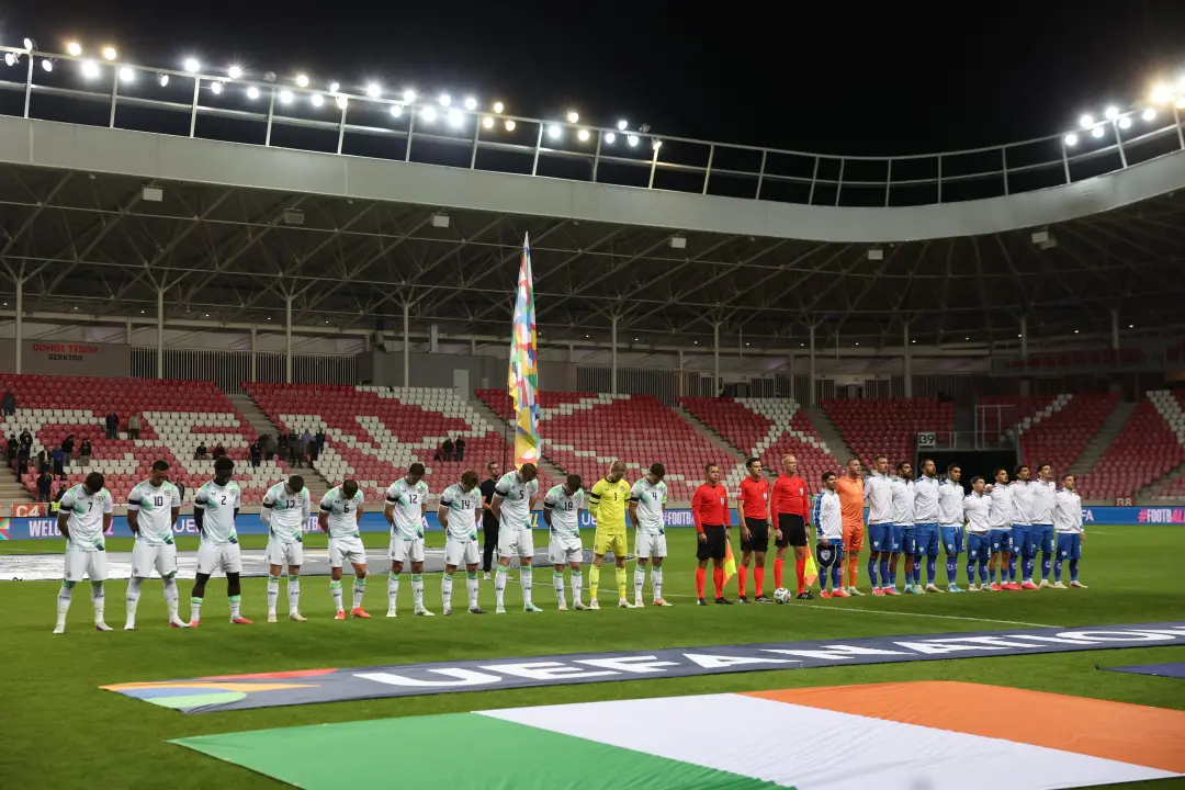 Irlanda golei Israel por 3 a 0 na Nations League B, em Debrecen. Os jogadores usaram pulseiras pretas em solidariedade …