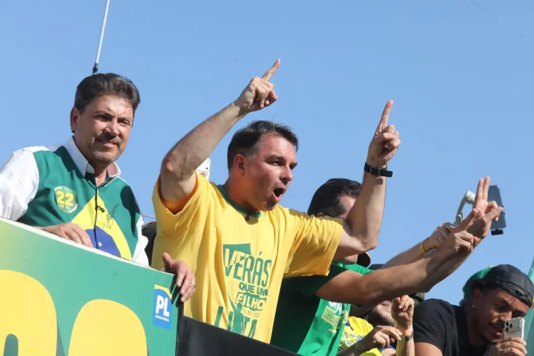 Flávio Bolsonaro confirmou ida ao debate da Globo na quinta-feira e quer enfrentar Lula. Ele disse que vai para desmasc…