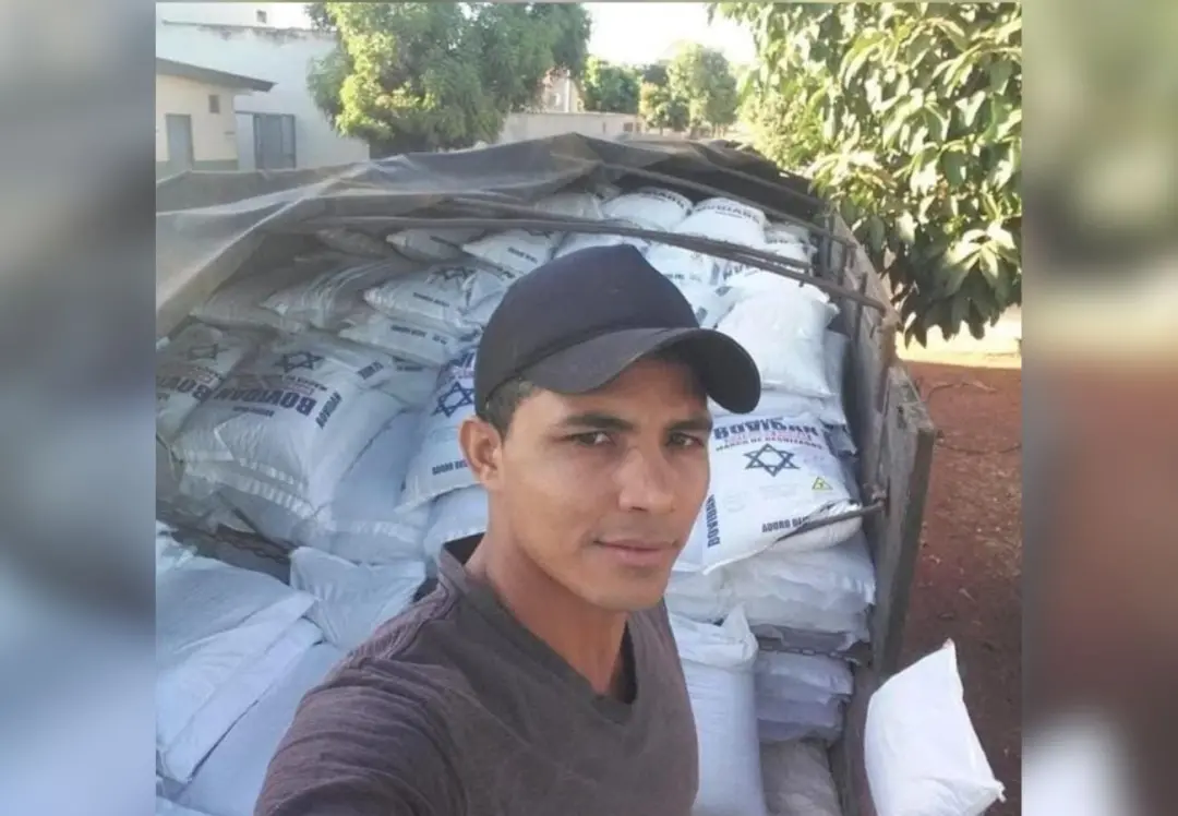 Valdemir Costa Ribeiro Filho, 32 anos, morreu em Araguaçu após colidir com um poste na Avenida Javaés. O acidente mostr…