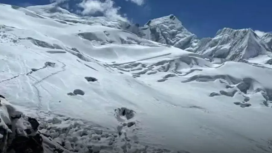 Avalanche no Nepal deixou seis mortos no acampamento-base Himlung Himal. O deslizamento aconteceu enquanto a equipe mon…