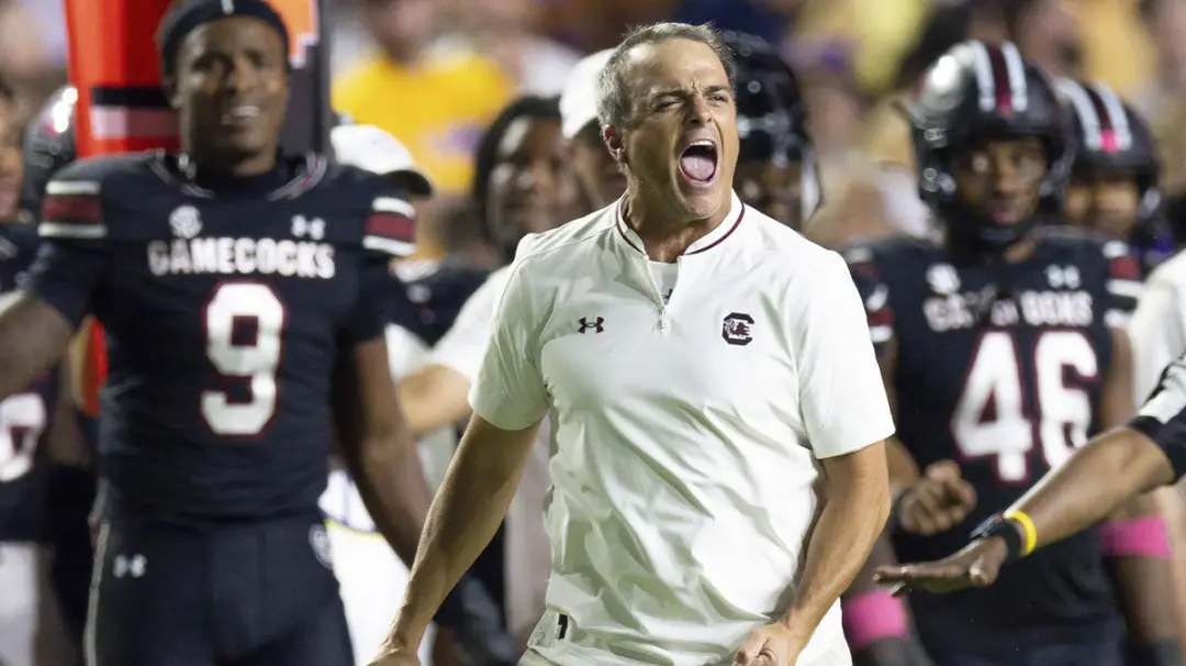 South Carolina perdeu pra Alabama por 49 a 18 no sábado. Com 4-8 na temporada, a pressão no técnico Shane Beamer tá alt…