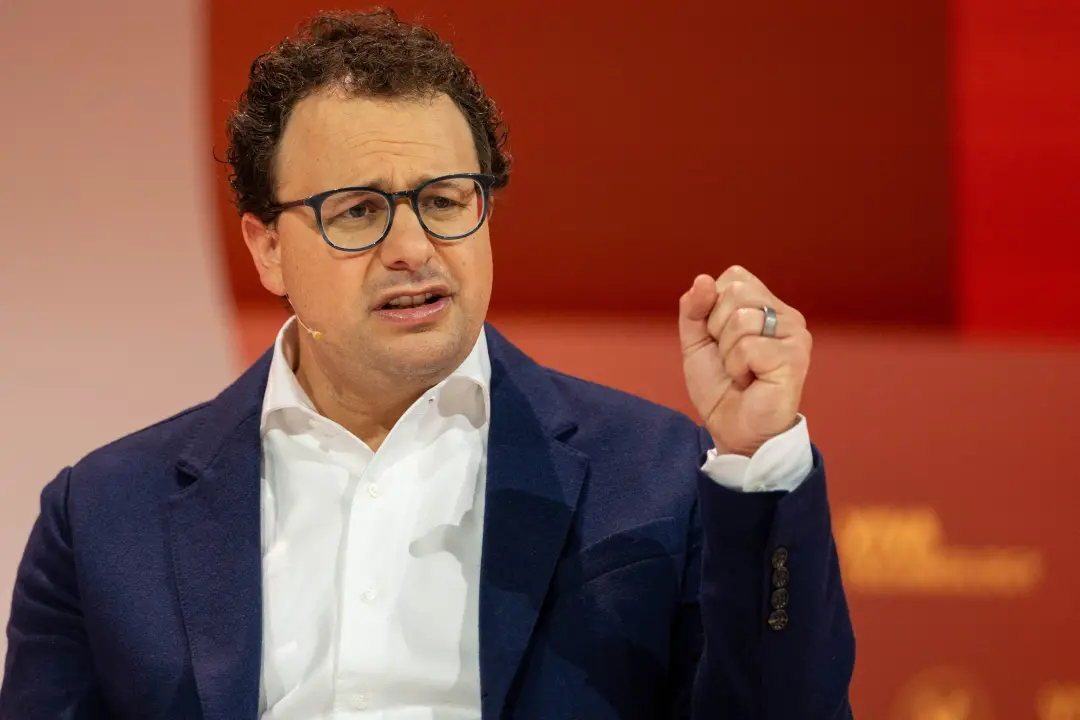 Dario Amodei, CEO da Anthropic, deve jantar com Donald Trump neste domingo. O encontro coloca em pauta a preocupação gl…
