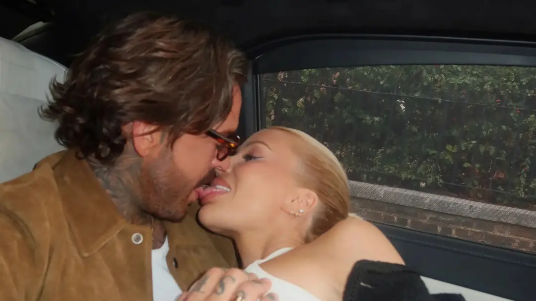 Olivia Attwood e Pete Wicks compartilharam fotos íntimas deles no banco de trás de um carro. É um claro desejo de mostr…