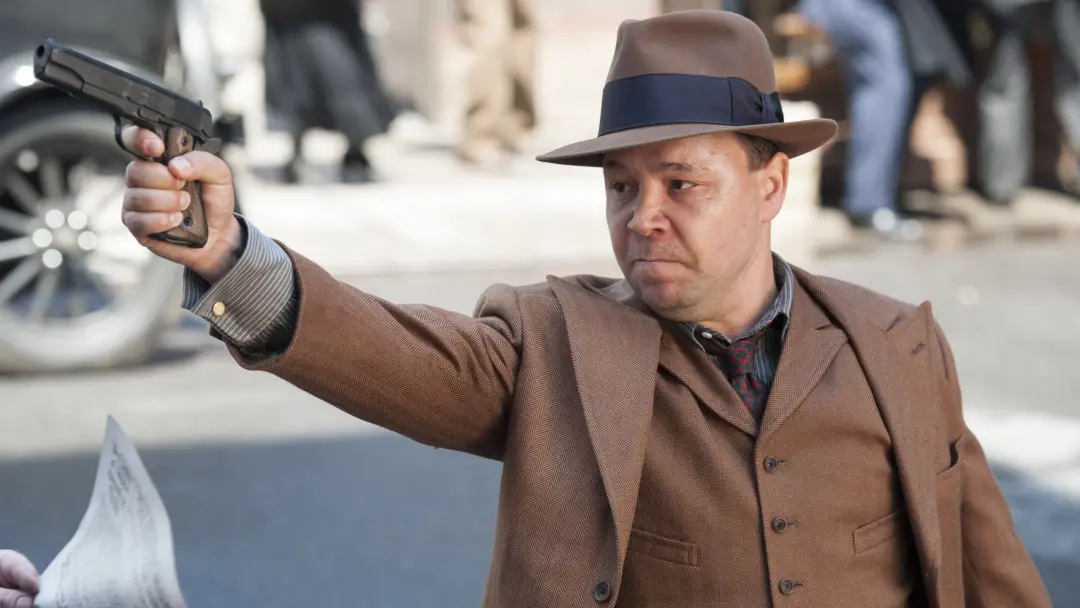 Al Capone, chefão do Chicago Outfit desde 1925, é uma figura icônica em Boardwalk Empire. A permanência desse personage…