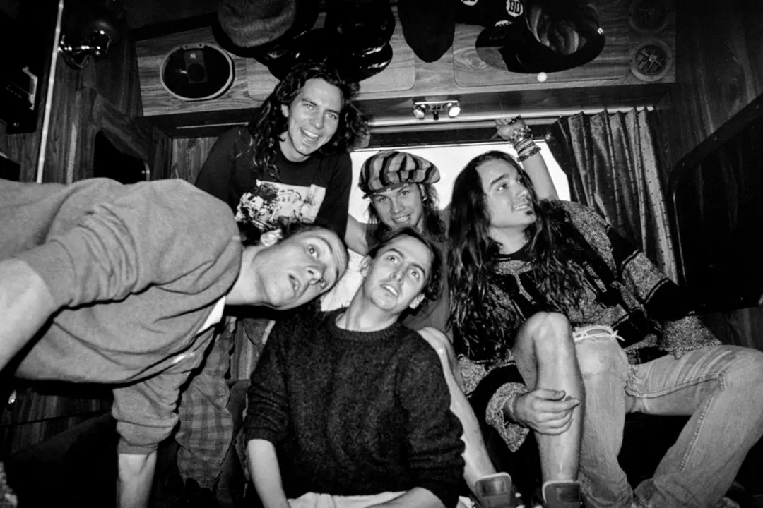 Jeff Ament fala sobre os tempos iniciais do Pearl Jam e a escolha do novo baterista no livro Since Forever. Eu acho imp…