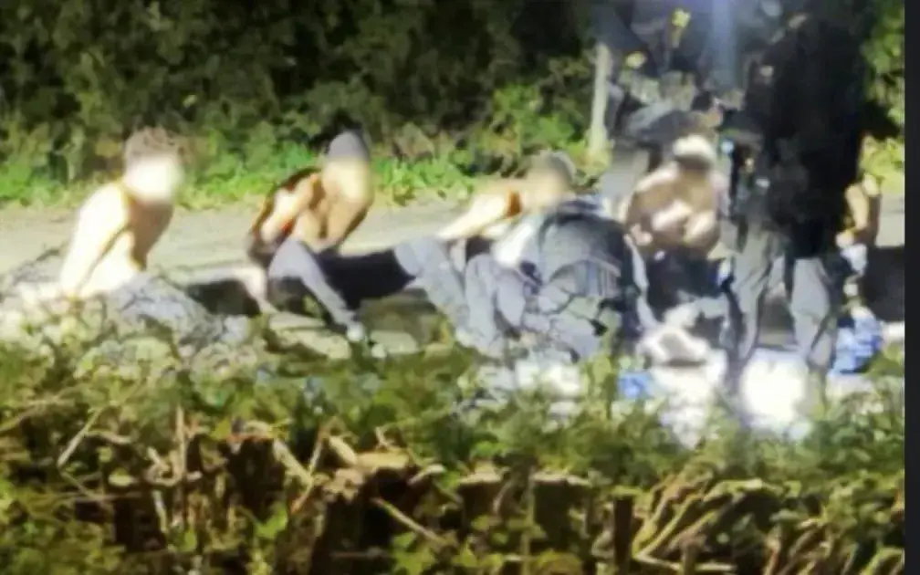 Cinco homens foram presos pela polícia britânica suspeitos de preparar ato terrorista perto da base RAF Fairford. A sit…