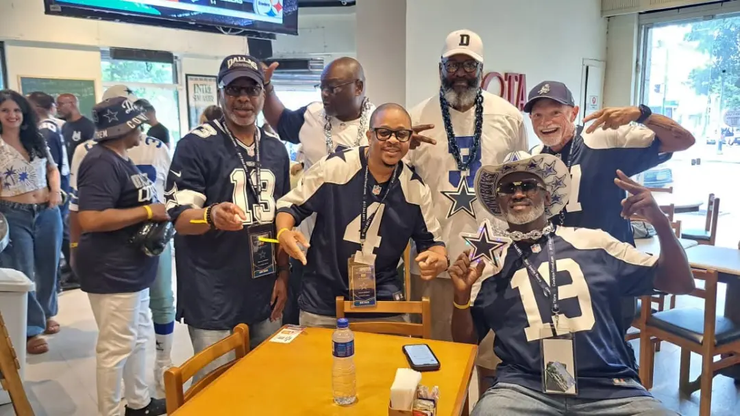 Maracanã recebendo a primeira NFL no domingo, com bares e arredores tomados por fãs de futebol americano. Ver camisas d…