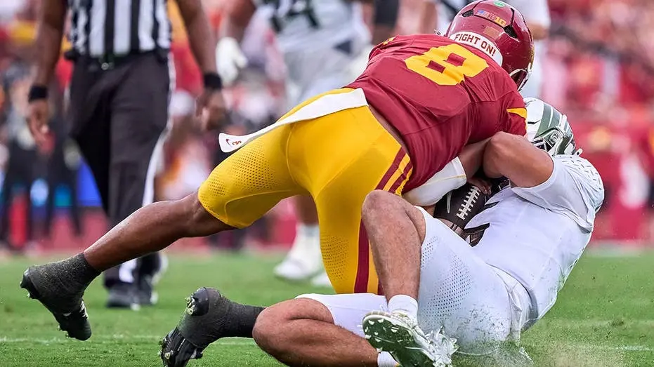 Desman Stephens, linebacker do USC, foi suspenso por um jogo após um tackle perigoso em Dante Moore, quarterback do Ore…