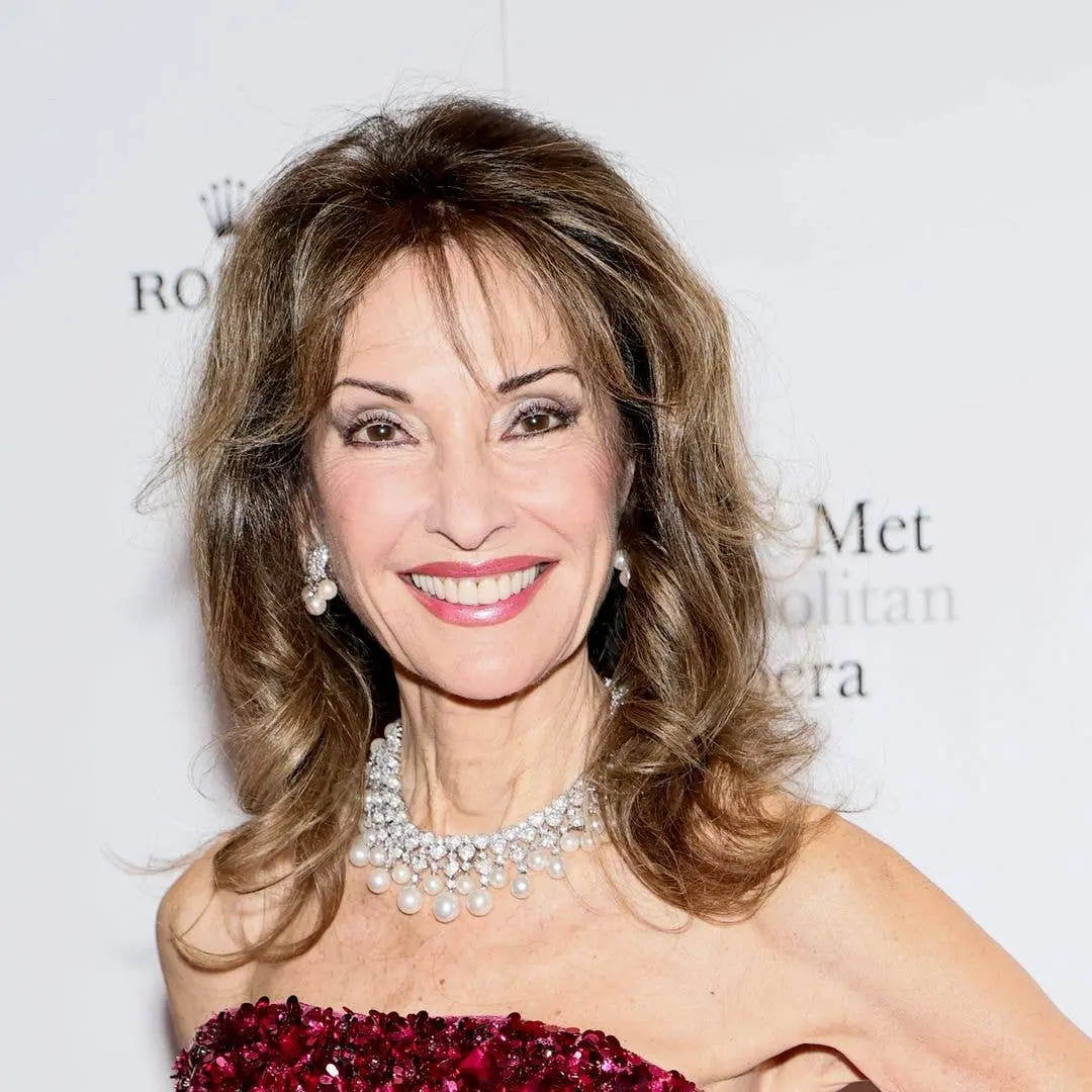 Susan Lucci apareceu no Met Opening Night Gala no Lincoln Center, em Nova York, usando um vestido vermelho de lantejoul…