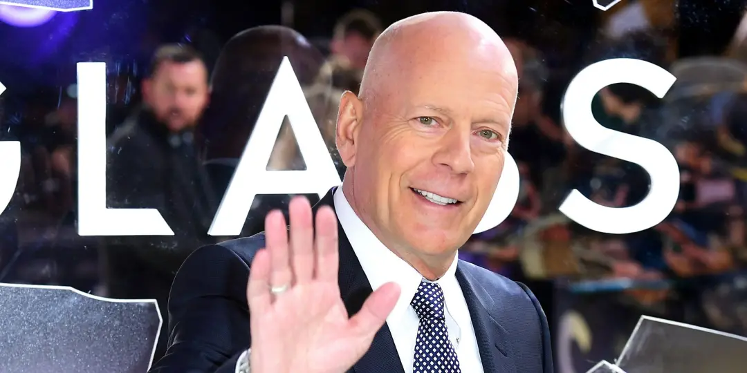 John McClane dirigindo táxi voador em um clássico de ficção científica de 126 minutos virou sucesso na Netflix. Esse fi…