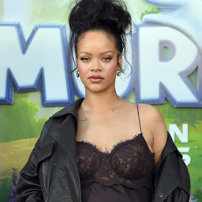 Rihanna compartilhou fotos raras da filha Rocki em homenagem ao primeiro dia dela. É bonito ver esse cuidado em registr…