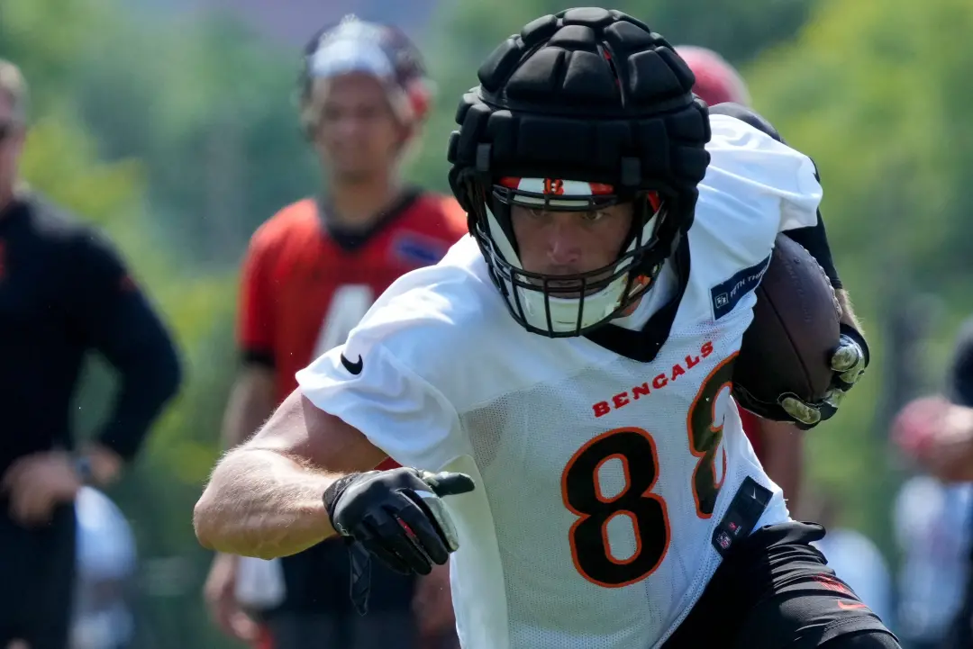 Mike Gesicki, tight end dos Bengals, sofreu uma lesão no segundo quarto contra os Steelers no Acrisure Stadium. Esse jo…