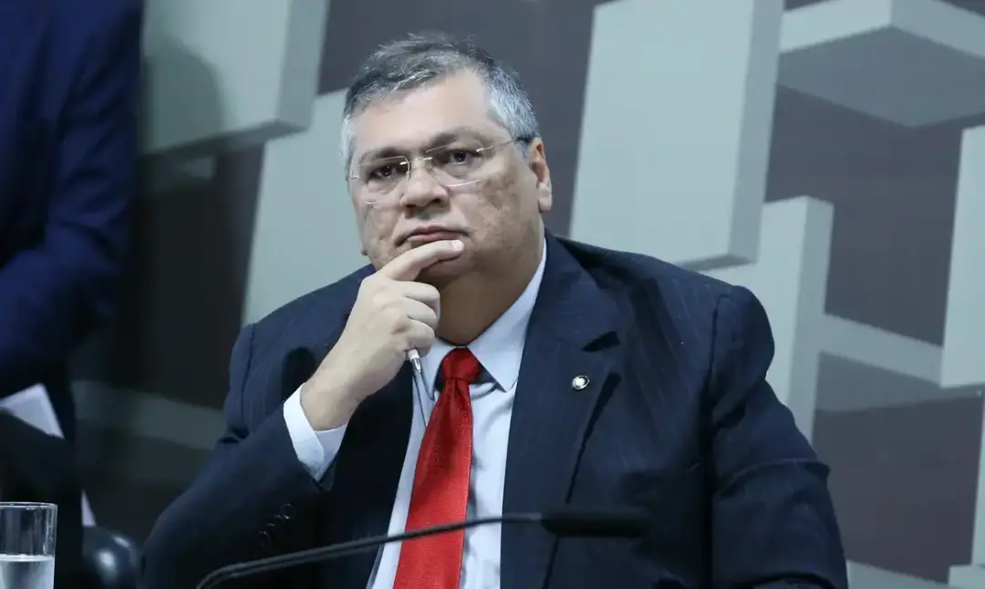 Flávio Dino derrubou decisão de André Mendonça no TSE que mandava remover post que ligava Flávio Bolsonaro à retirada d…
