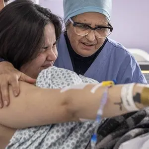 Dona Rô, doula voluntária, acompanha gestantes no hospital público de São Paulo há 27 anos. É um testemunho de cuidado …