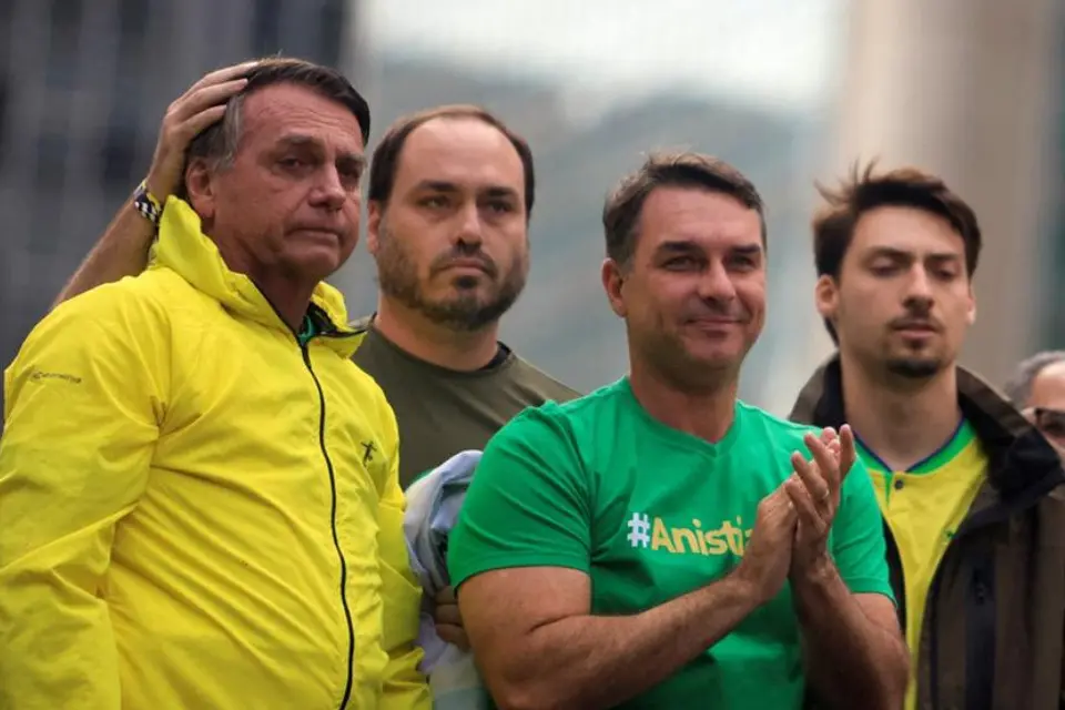 Família Bolsonaro comparada a Trump por revista britânica, com foco no estilo paranoico da política. Essa fusão entre c…