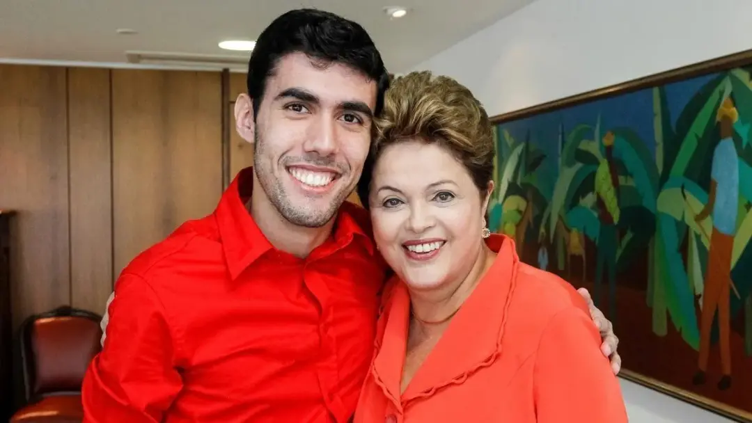 Jeferson Monteiro, criador do Dilma Bolada, negou ter divulgado que Flávio Bolsonaro tiraria Nossa Senhora Aparecida do…
