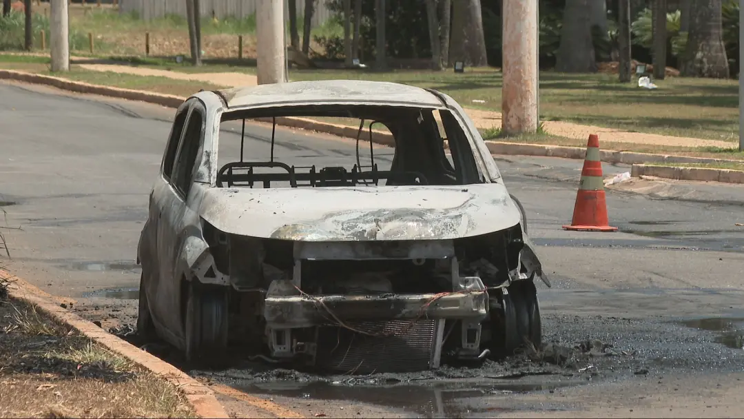 Próximo ao Lago Paranoá, em Brasília, um carro pegou fogo no fim da manhã de domingo. A perícia foi acionada pelo dono …