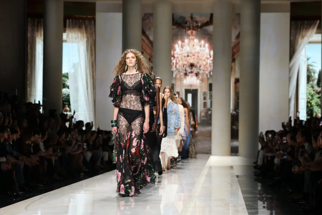 Milão mostrou que a moda tá trocando o espetáculo por vender roupa. Preços subiram entre 50% e 100% de 2019 a 2025, mas…