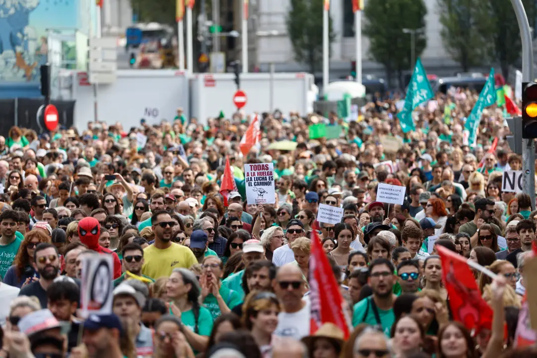 Vinte mil pessoas tomaram as ruas de Madri a defesa da educação pública antes da greve de outubro. A luta por redução d…