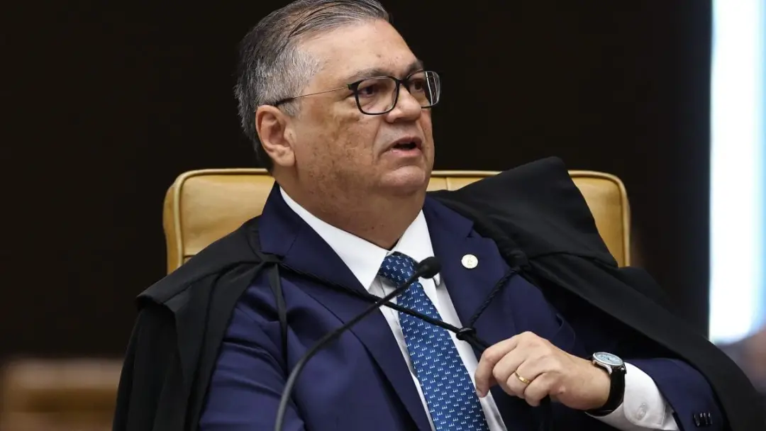 Dino derrubou a decisão de Mendonça que suspendia post de Tabet sobre Nossa Senhora. A suspensão, feita quando Mendonça…