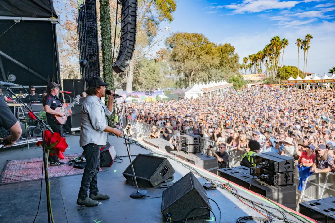 Eddie Vedder e Stephen Wilson Jr. fizeram um dueto de Hunger Strike no Ohana Fest. Essa união de estilos mostra a força…