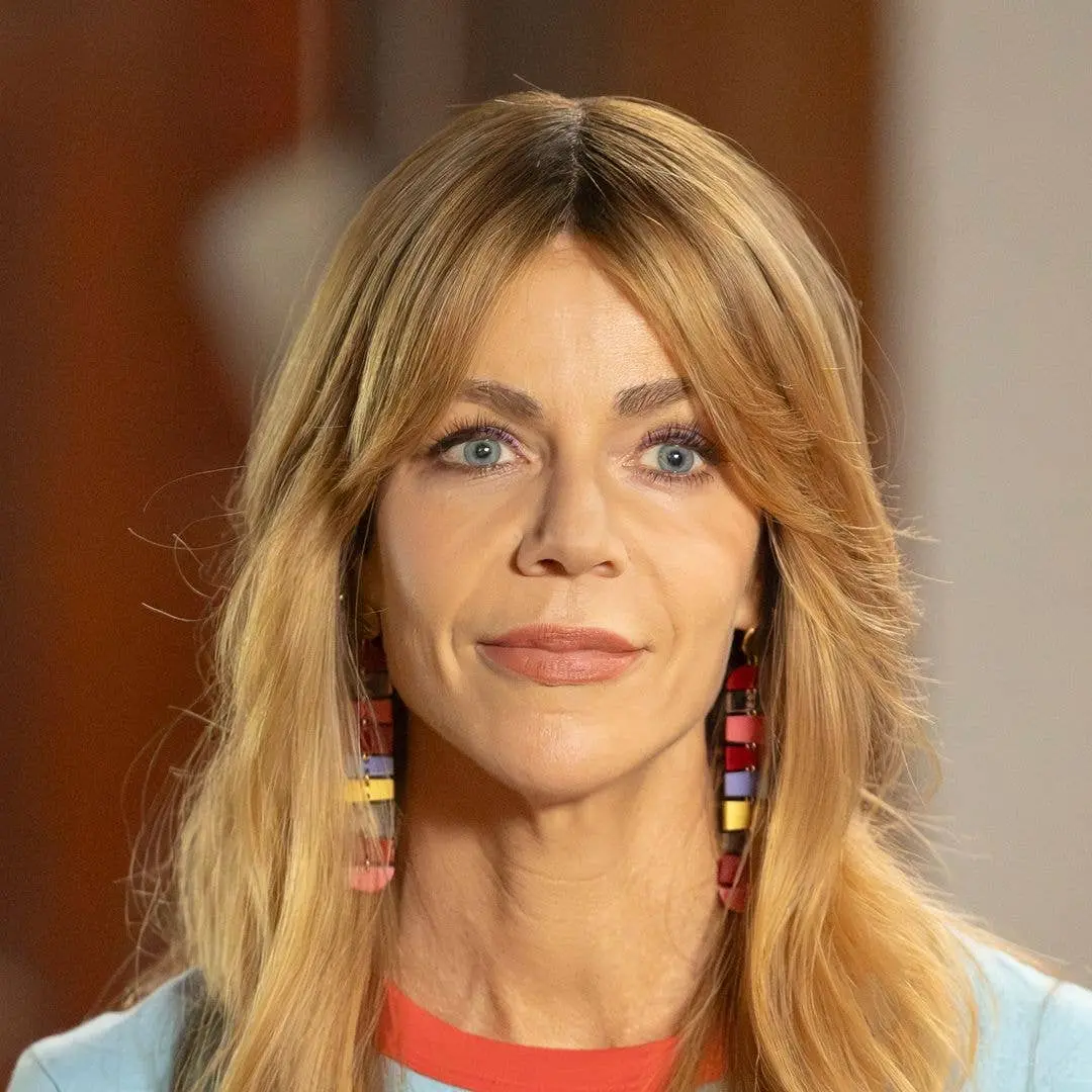 Kaitlin Olson trocou o cabelo loiro por um vermelho vibrante na gravação da terceira temporada de High Potential. Mudan…