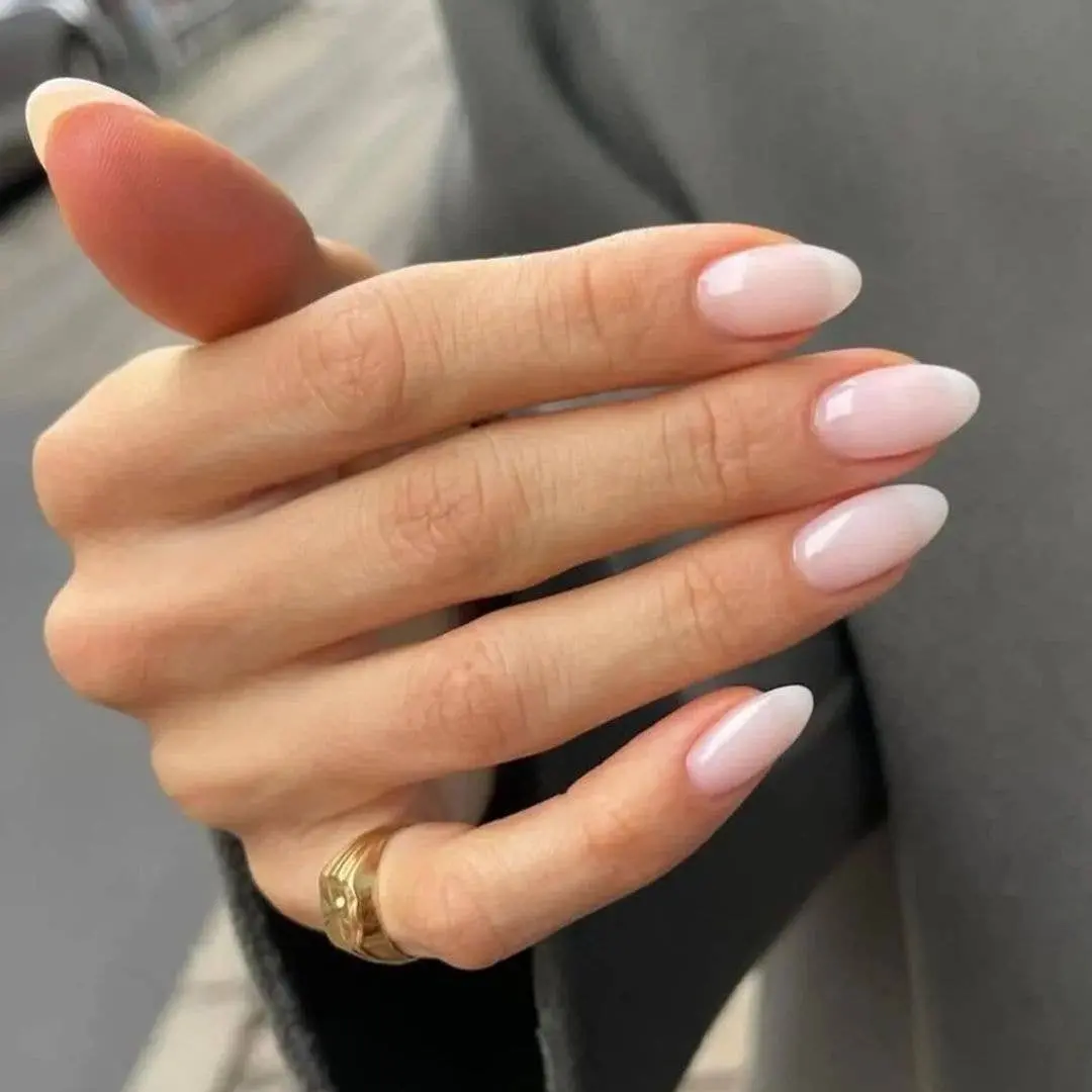 Coconut water nails, a tendência de unhas naturais, tá dominando 2026 com um visual super brilhante e delicado. Acho le…
