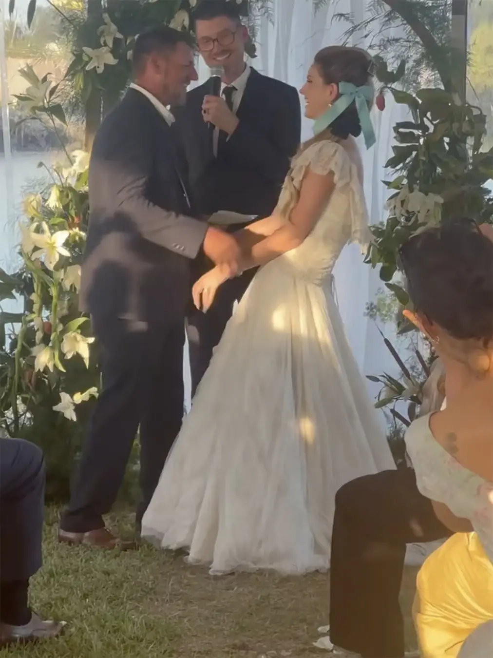 Lana Del Rey compartilhou imagens do casamento com Jeremy Dufrene em Louisiana, segundo o registro de 2 anos. É interes…