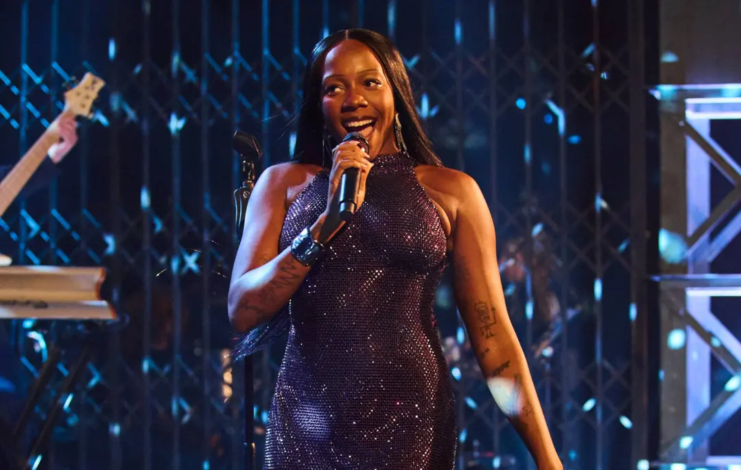Rachel Chinouriri tocou Never Need Me no SNL UK, usando um single do seu primeiro álbum. Essa música mostra um conflito…