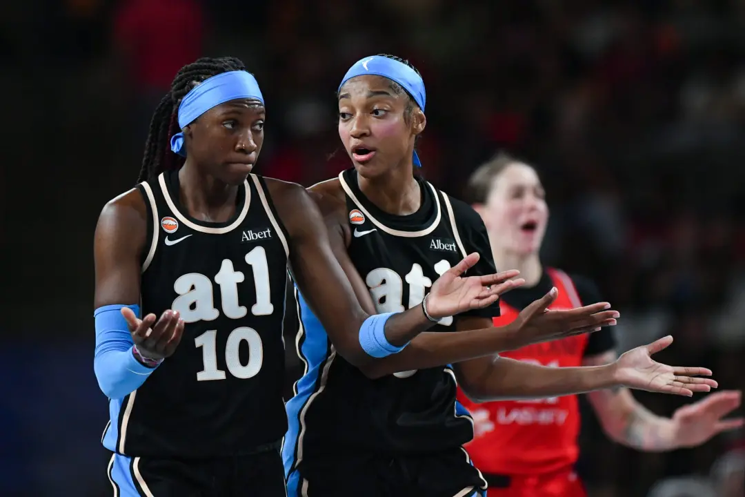 Angel Reese e Rhyne Howard, jogadoras do Atlanta Dream, ganharam prêmios da Associated Press. Reese levou o prêmio de D…