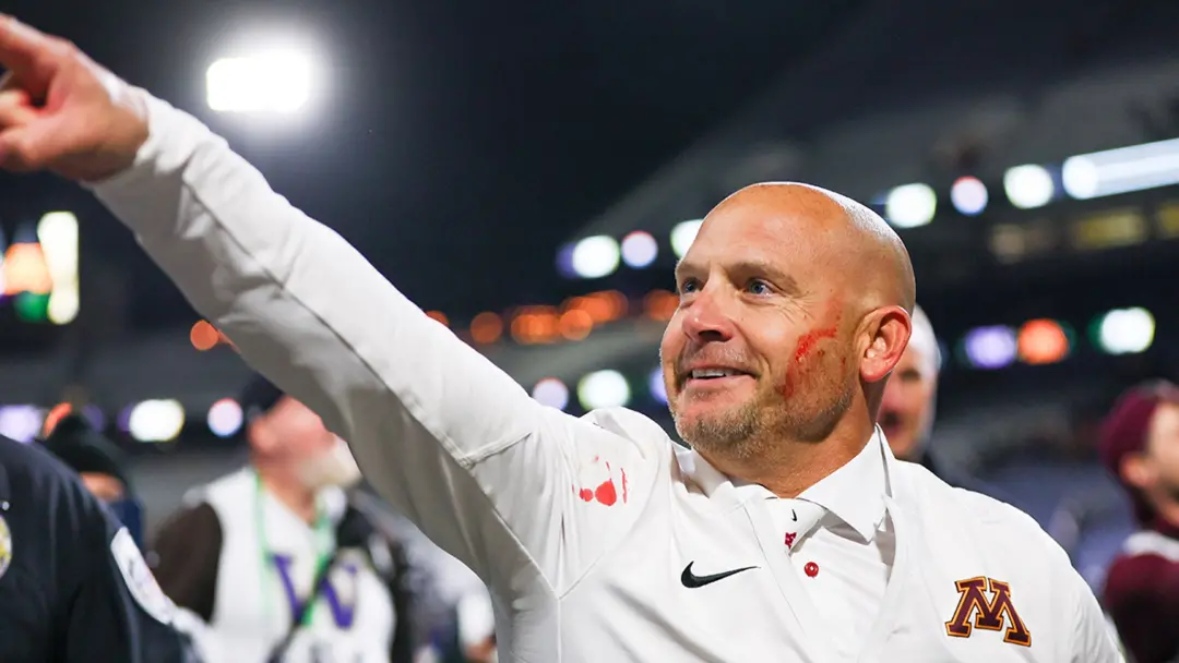P.J Fleck cobriu o rosto com sangue de um jogador linebacker depois da vitória do time em Washington. Isso mostra uma f…