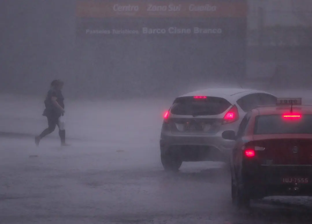 Santiago, com tempestade de granizo na noite de sábado, teve danos em telhas e forros, e 7 mil pessoas sem energia. É u…
