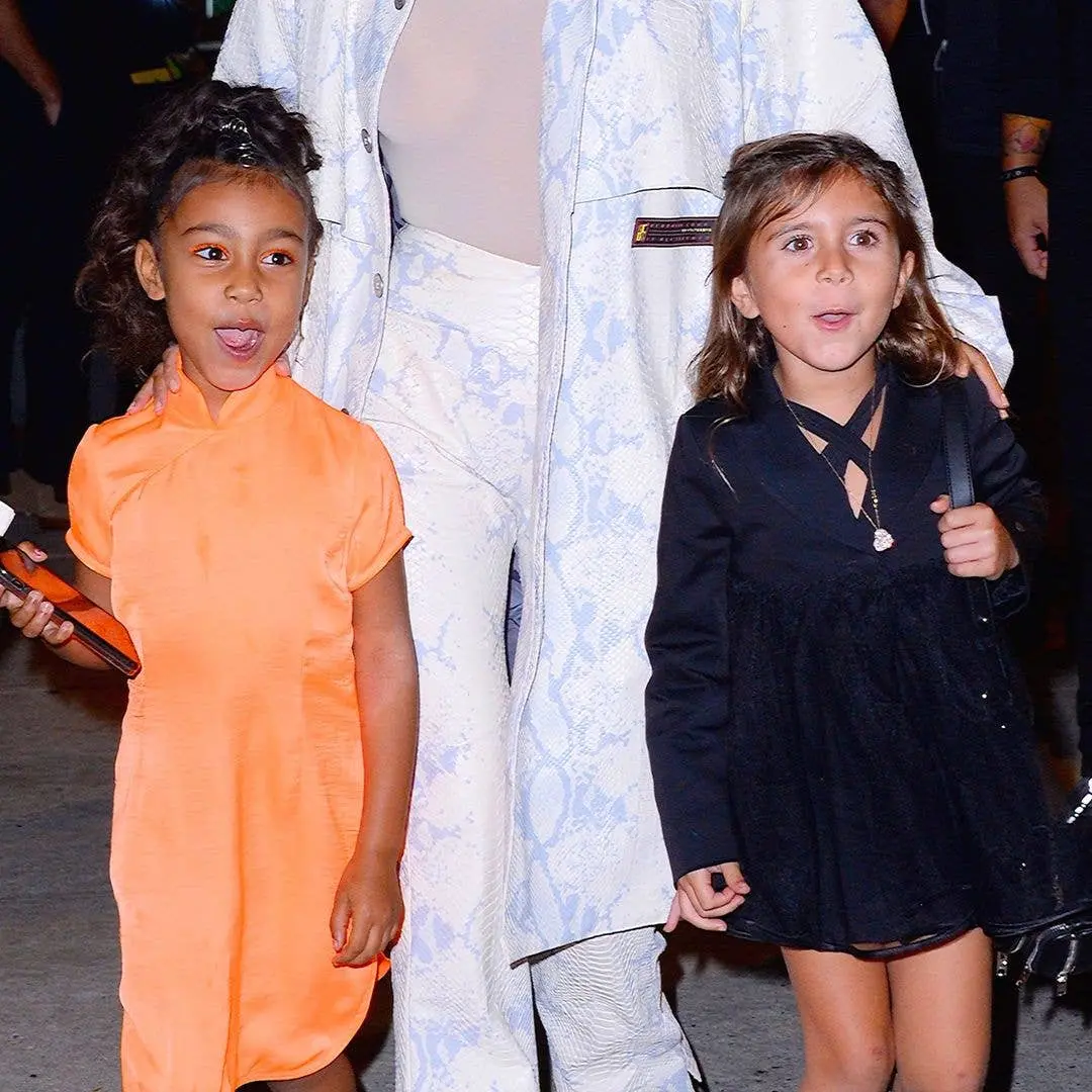 North West apareceu em foto antiga com prima Penelope Disick que Kim Kardashian postou. Acho que é bom ver essas conexõ…