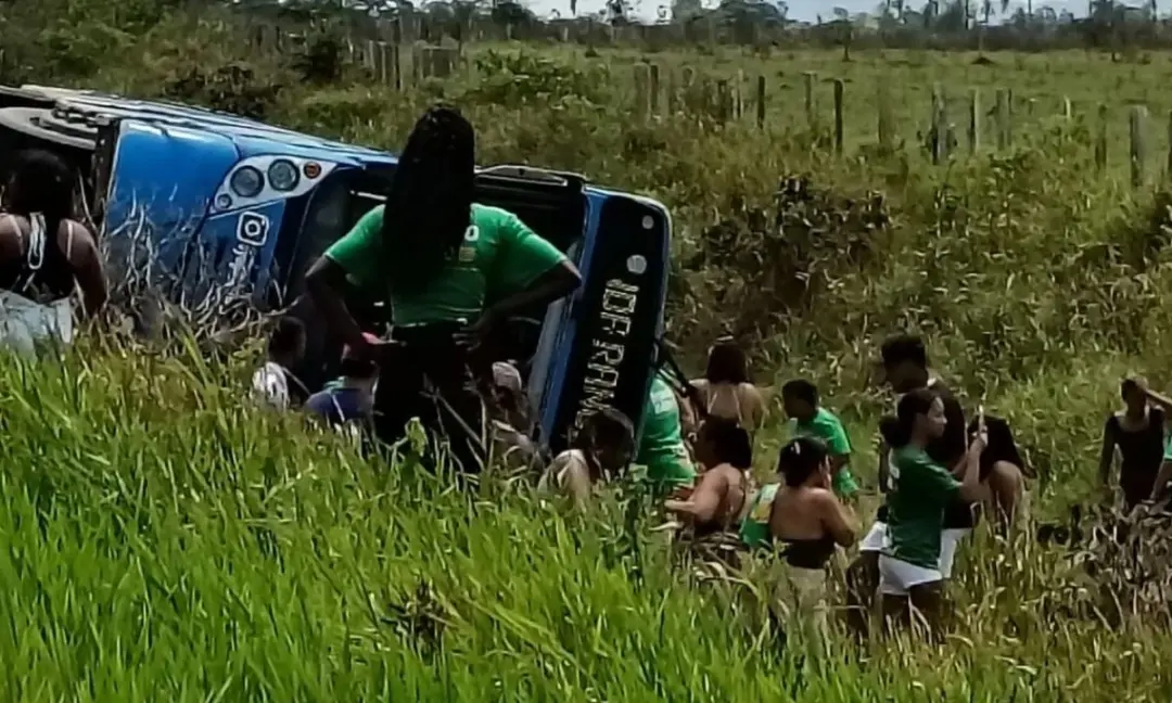 Prado, Bahia. Um ônibus tombou na BA-489, deixando pelo menos 25 pessoas feridas. A causa foi desvio de uma bicicleta, …