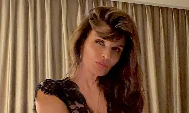 Helena Christensen, 57 anos, postou fotos em lingerie preta no Instagram. É interessante ver como modelos continuam na …