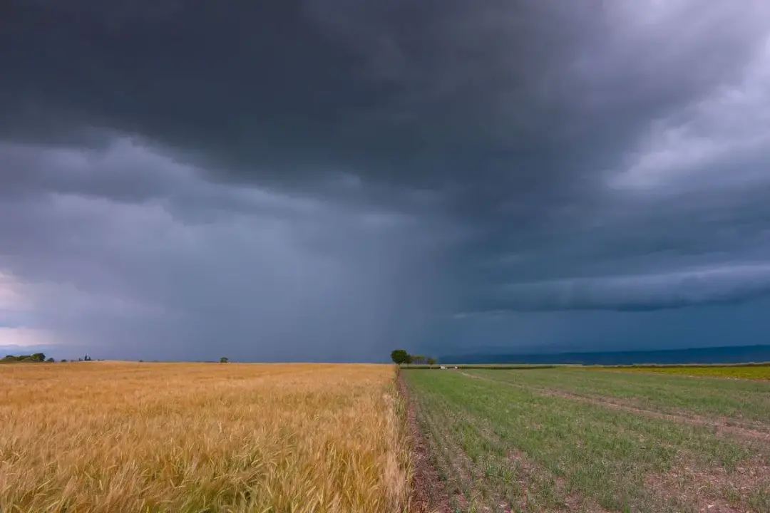 Alerta laranja do Inmet para o Rio Grande do Sul prevê tempestades com chuva de 30 a 60 milímetros por hora neste domin…