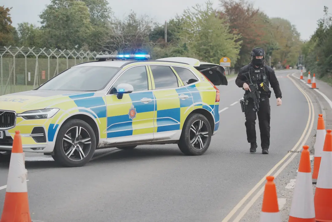 Cinco homens foram presos perto de uma base aérea usada pela Força Aérea dos EUA em Gloucestershire, Inglaterra, suspei…
