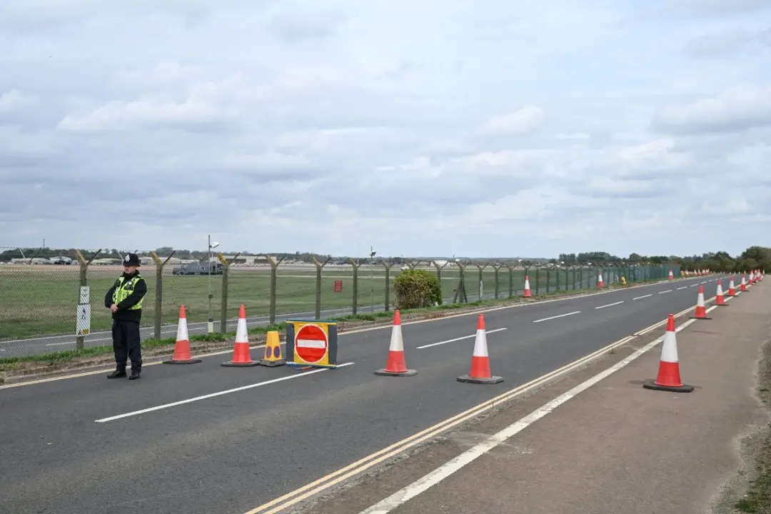 Incidente grave perto de base militar dos EUA no oeste da Inglaterra levou a prisões por explosivos. A evacuação de res…