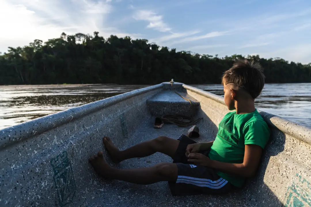 Vinte e três crianças em frente a um hipopótamo de Pablo Escobar, a luta legal segue pra conseguir uma escola. Essa sit…